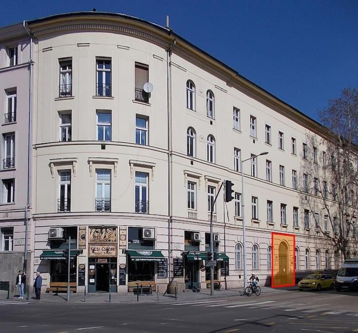 Castlehill Apartman The Perfect Blend Of Urban Living And Sightseeing Convenience Budapest Exterior photo
